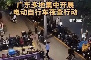 主场对阵辽宁！北京队总教练许利民训练时手拿笔记本来到替补席